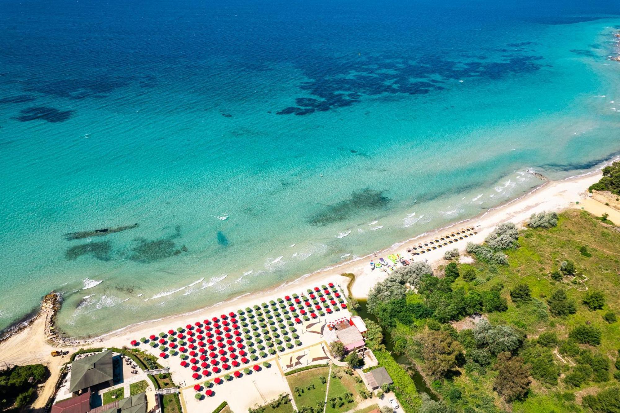 Simantro Resort Sani  Exteriér fotografie Aerial view of the beach