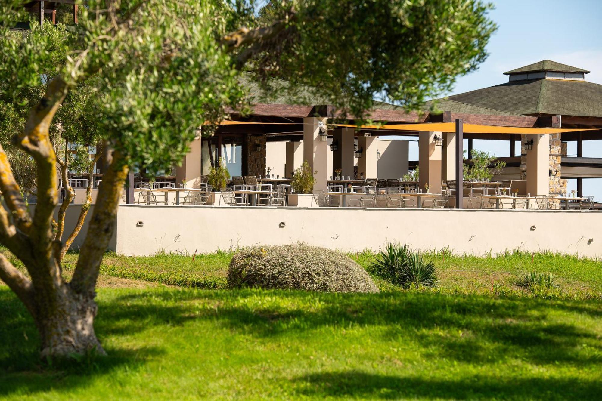 Simantro Resort Sani  Exteriér fotografie The campus of the University of Patras