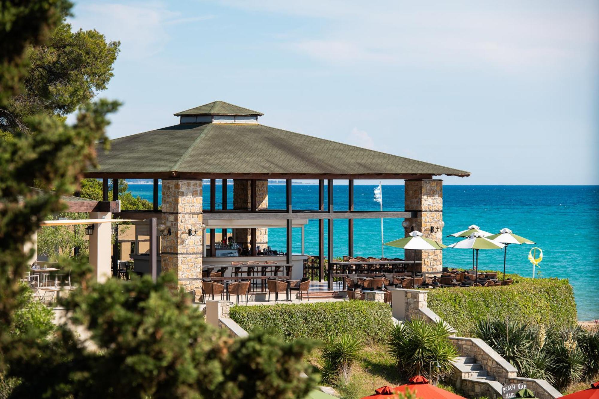 Simantro Resort Sani  Exteriér fotografie The beach at the resort