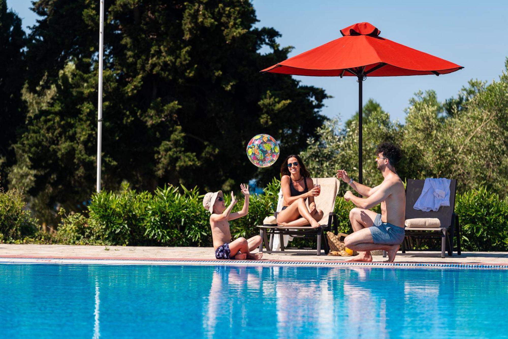 Simantro Resort Sani  Exteriér fotografie Family at a pool
