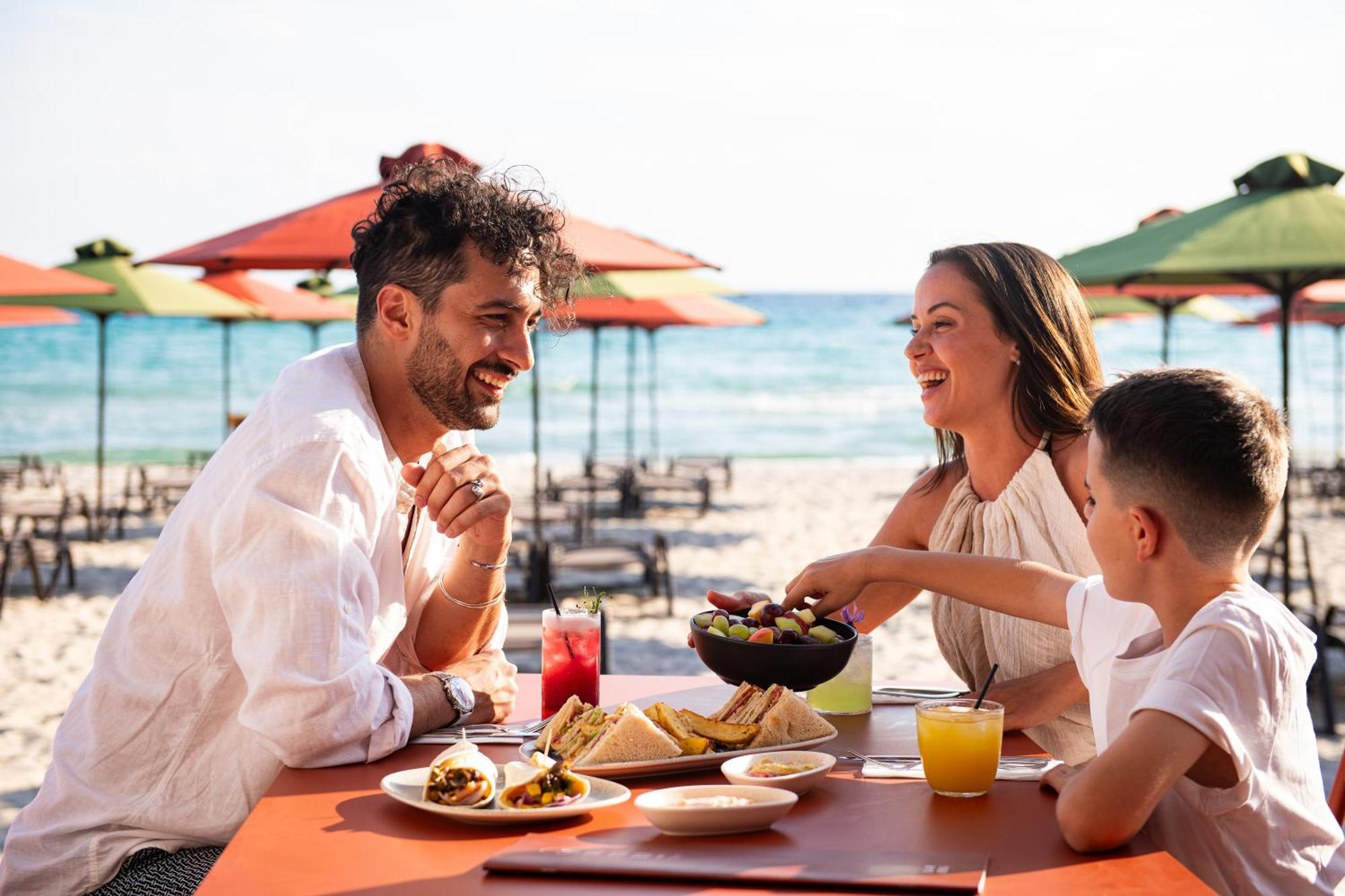 Simantro Resort Sani  Exteriér fotografie Family dining at a beach restaurant